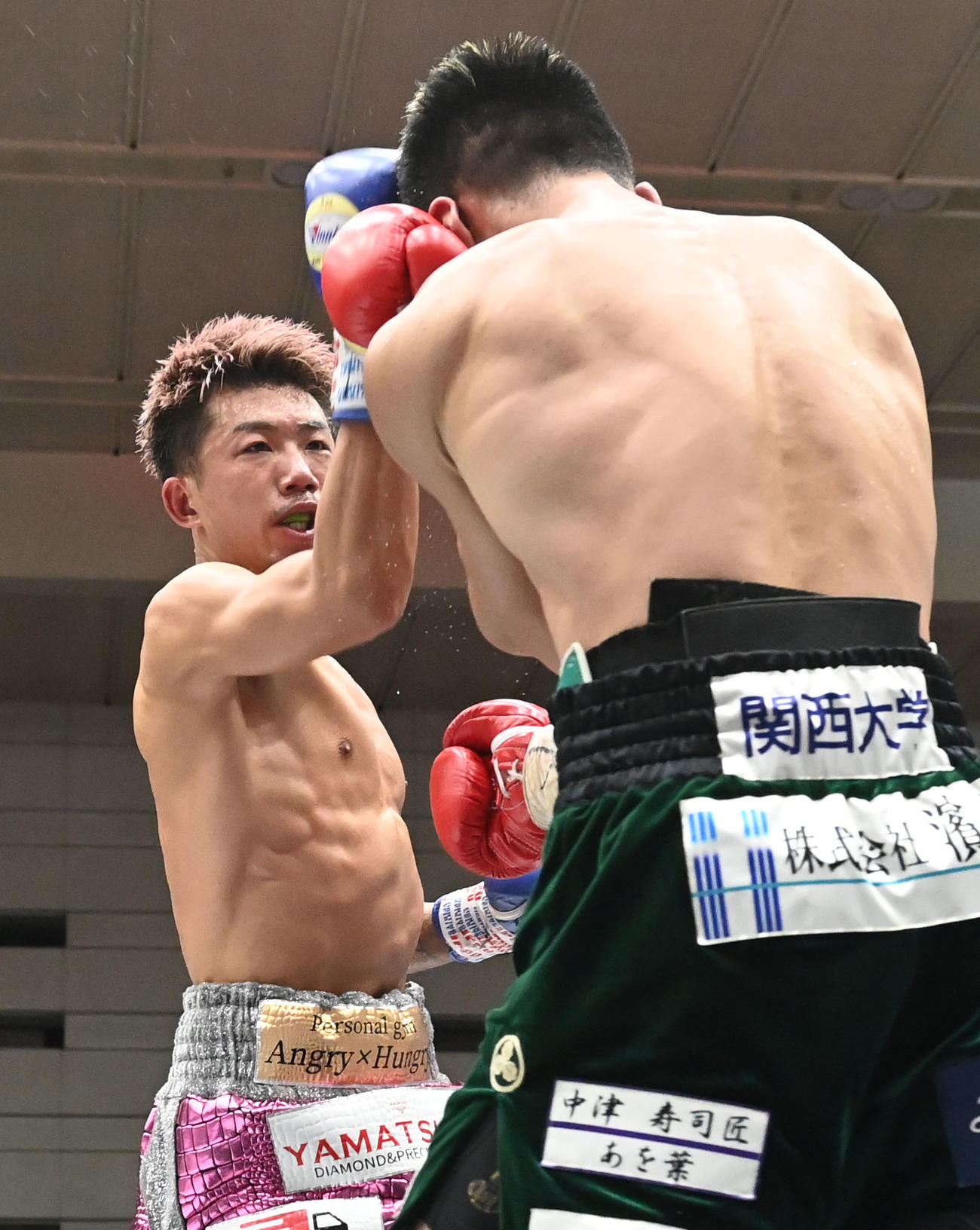 4回、坂晃典（右）に右アッパーを決める原優奈（撮影・和賀正仁）