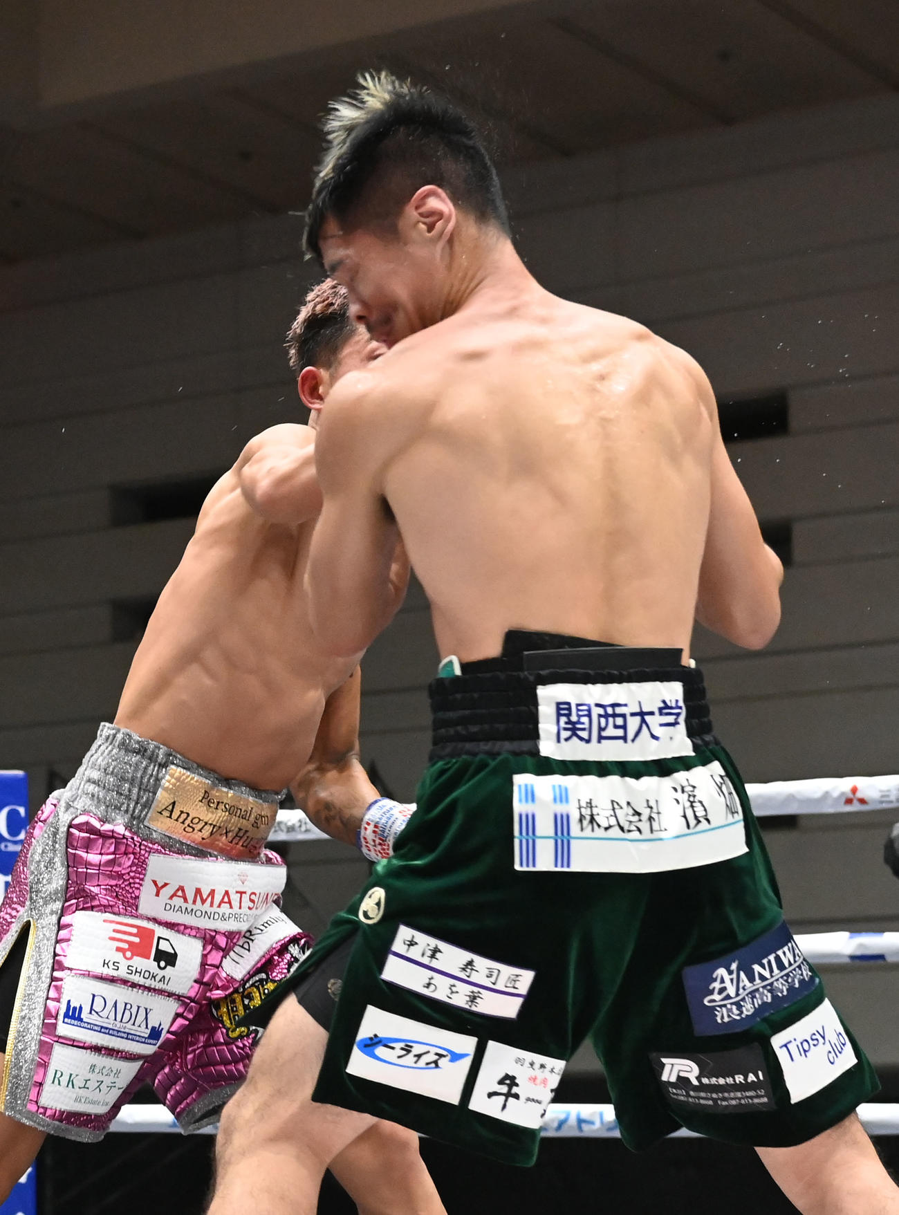 4回、坂晃典（右）に右ストレートを決める原優奈（撮影・和賀正仁）