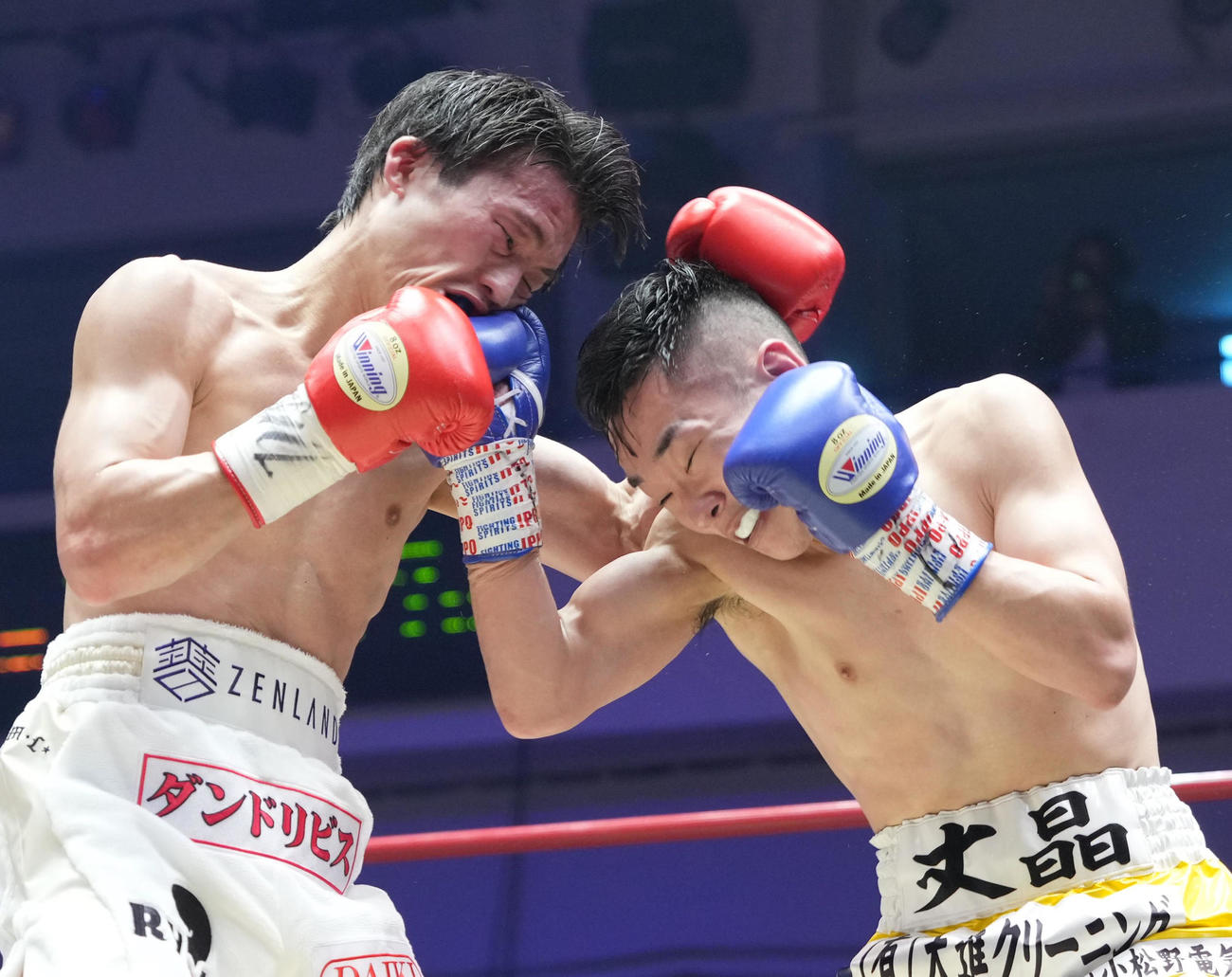3回、山内（左）に右アッパーを放つ永田（撮影・小沢裕）