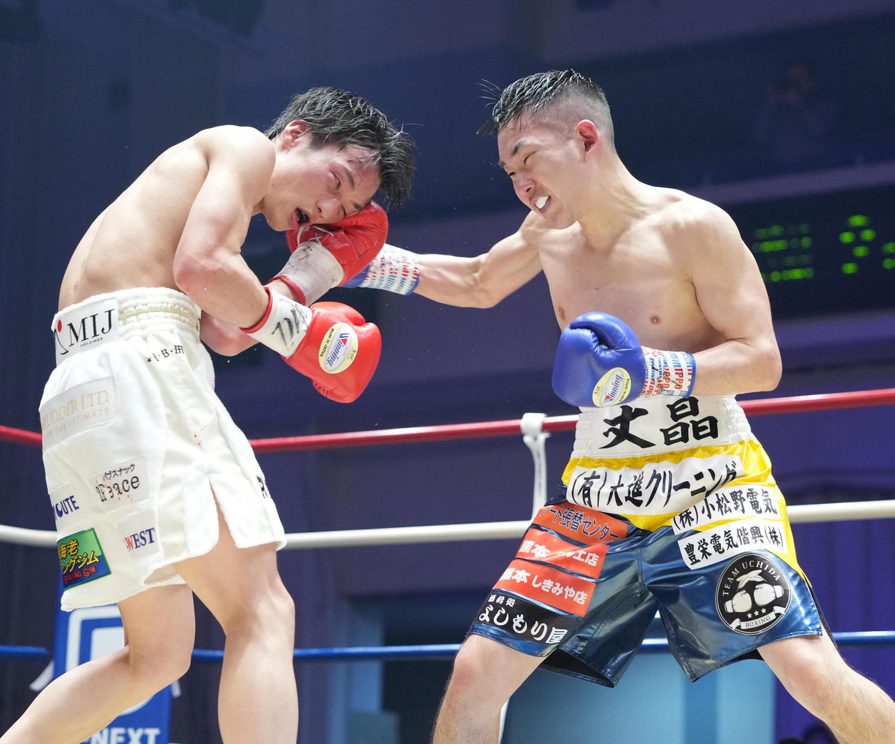 8回、山内涼太（左）に右パンチを放つ永田（撮影・小沢裕）
