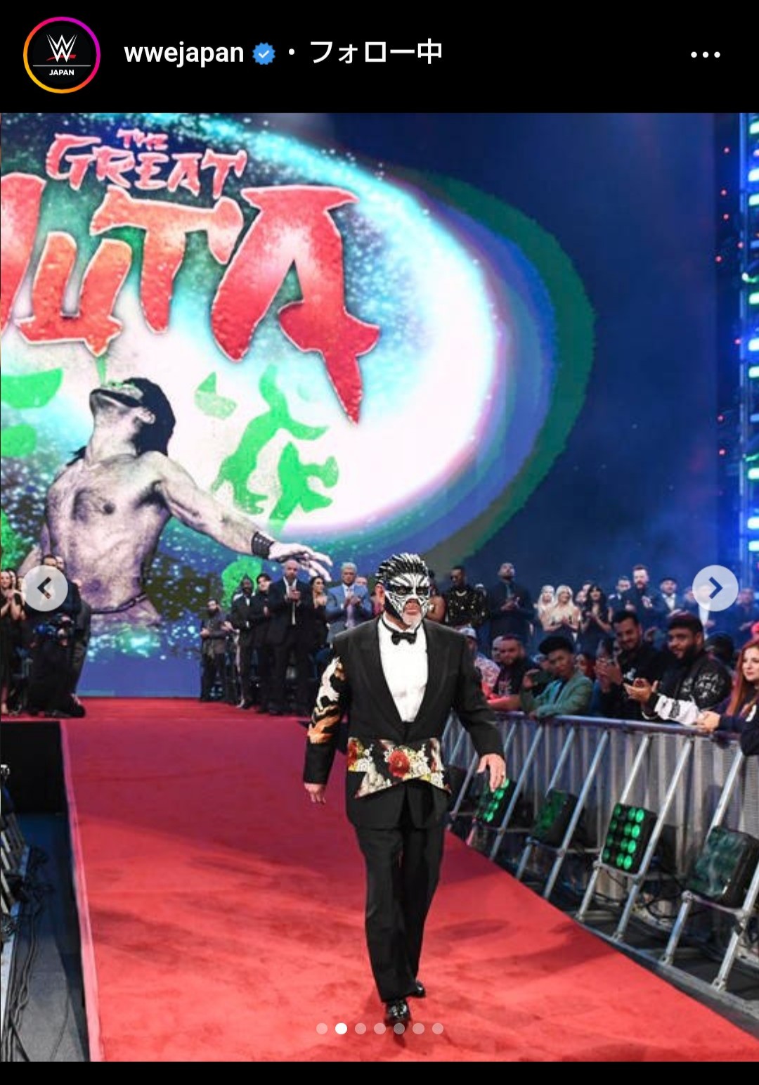 リック・フレアーに招かれ、WWE殿堂入り式典の花道を歩いたグレート・ムタ（WWEジャパンのインスタグラムから）