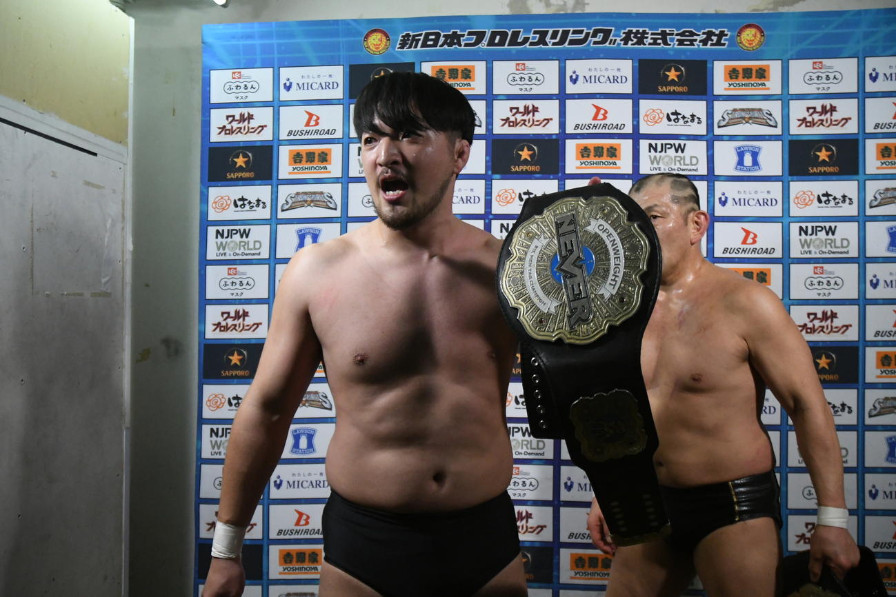 試合後に3日の試合で場外カウントなしの完全決着を要求した成田蓮（左）、鈴木みのる（新日本プロレス提供）