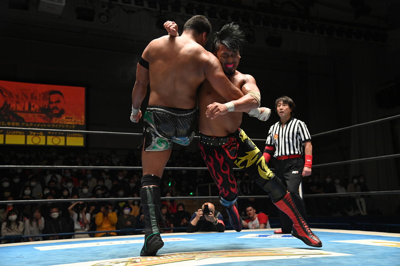 「KOPW 2023」争奪戦　アルティメット・トライアドマッチで挑戦者のアーロン・ヘナーレ（左）を退け、防衛に成功した王者の鷹木信悟（新日本プロレス提供）