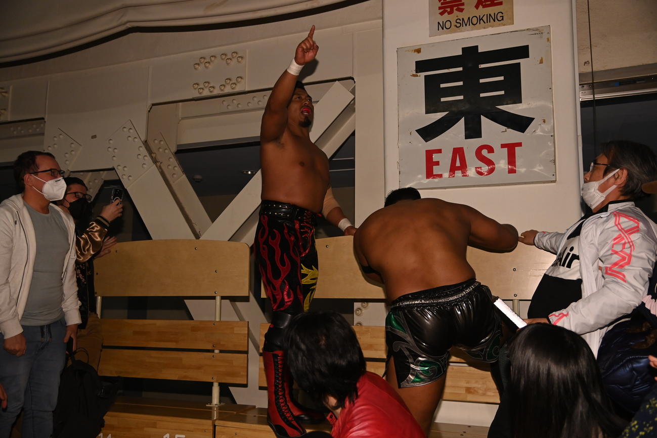 「KOPW 2023」争奪戦　アルティメット・トライアドマッチで挑戦者のアーロン・ヘナーレ（左）を退け、防衛に成功した王者の鷹木信悟（新日本プロレス提供）