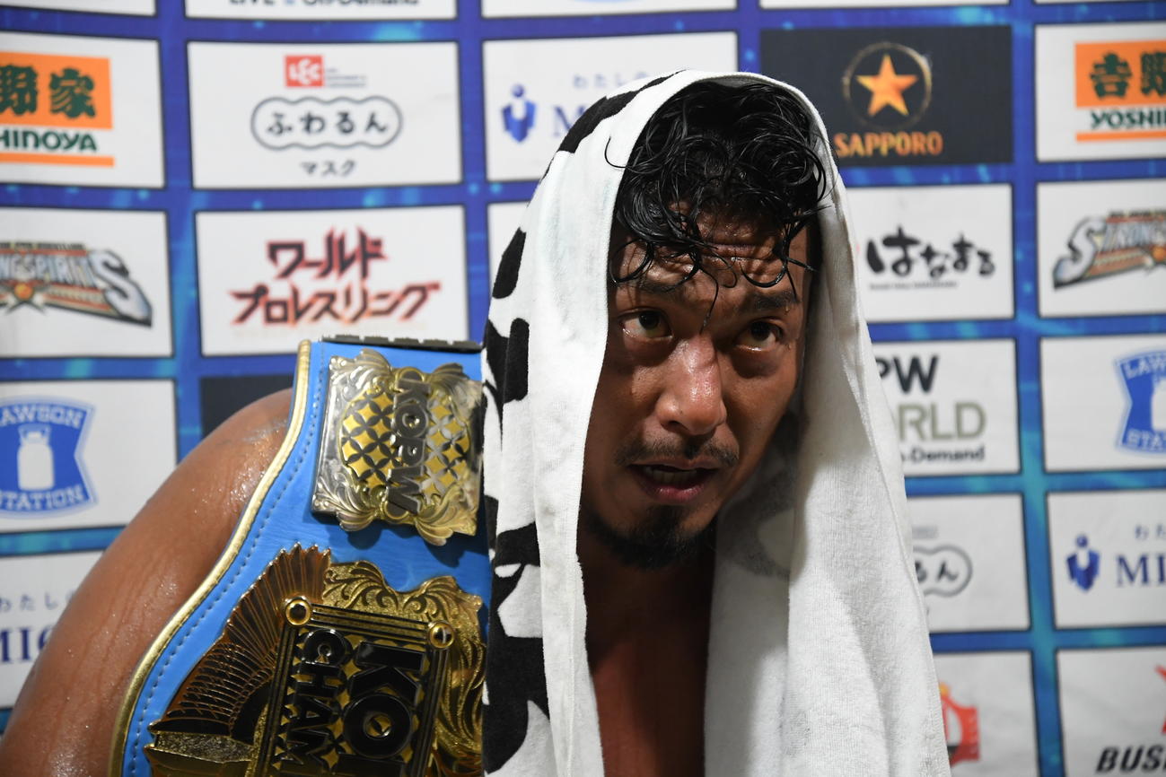 「KOPW 2023」争奪戦　アルティメット・トライアドマッチで防衛に成功した王者の鷹木信悟（新日本プロレス提供）