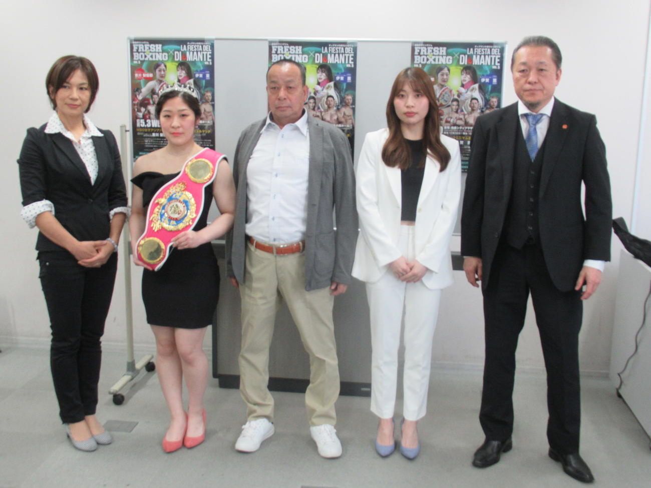 5・3興行を発表した泉北ジムの大杉会長（中央）と左から野上会長、王者吉川、1人おいて挑戦者の伊賀、山下会長（撮影・実藤健一）