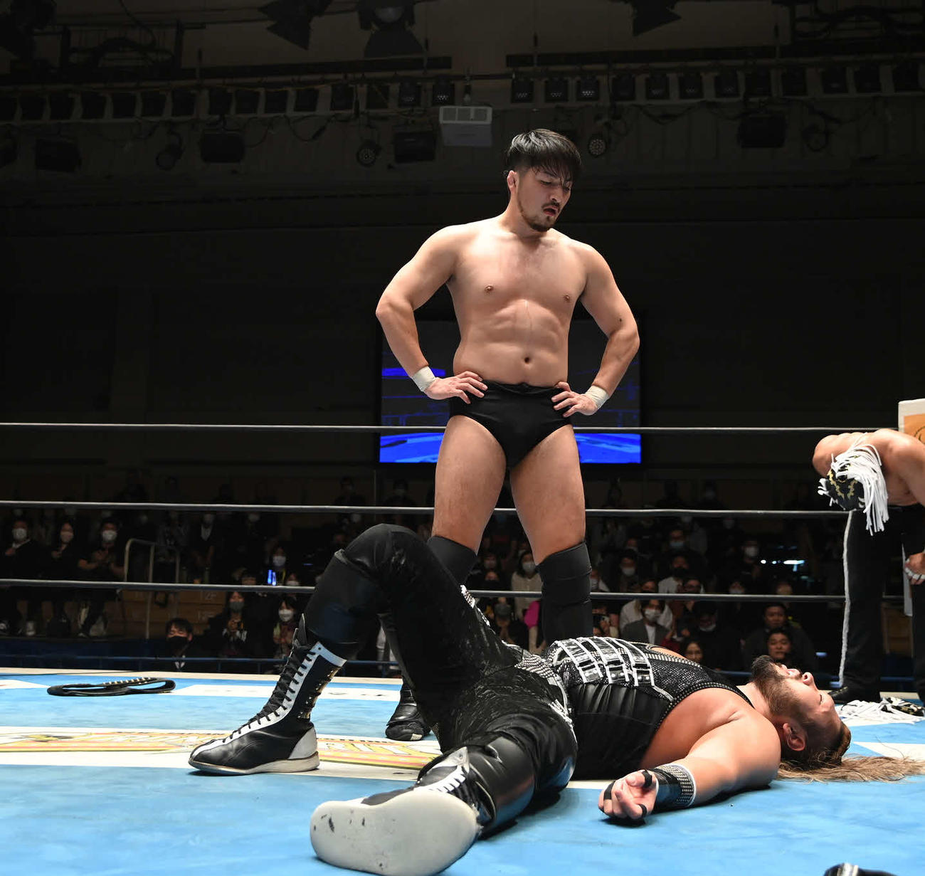 横たわるEVILの前で、仁王立ちする成田蓮（新日本プロレス提供）