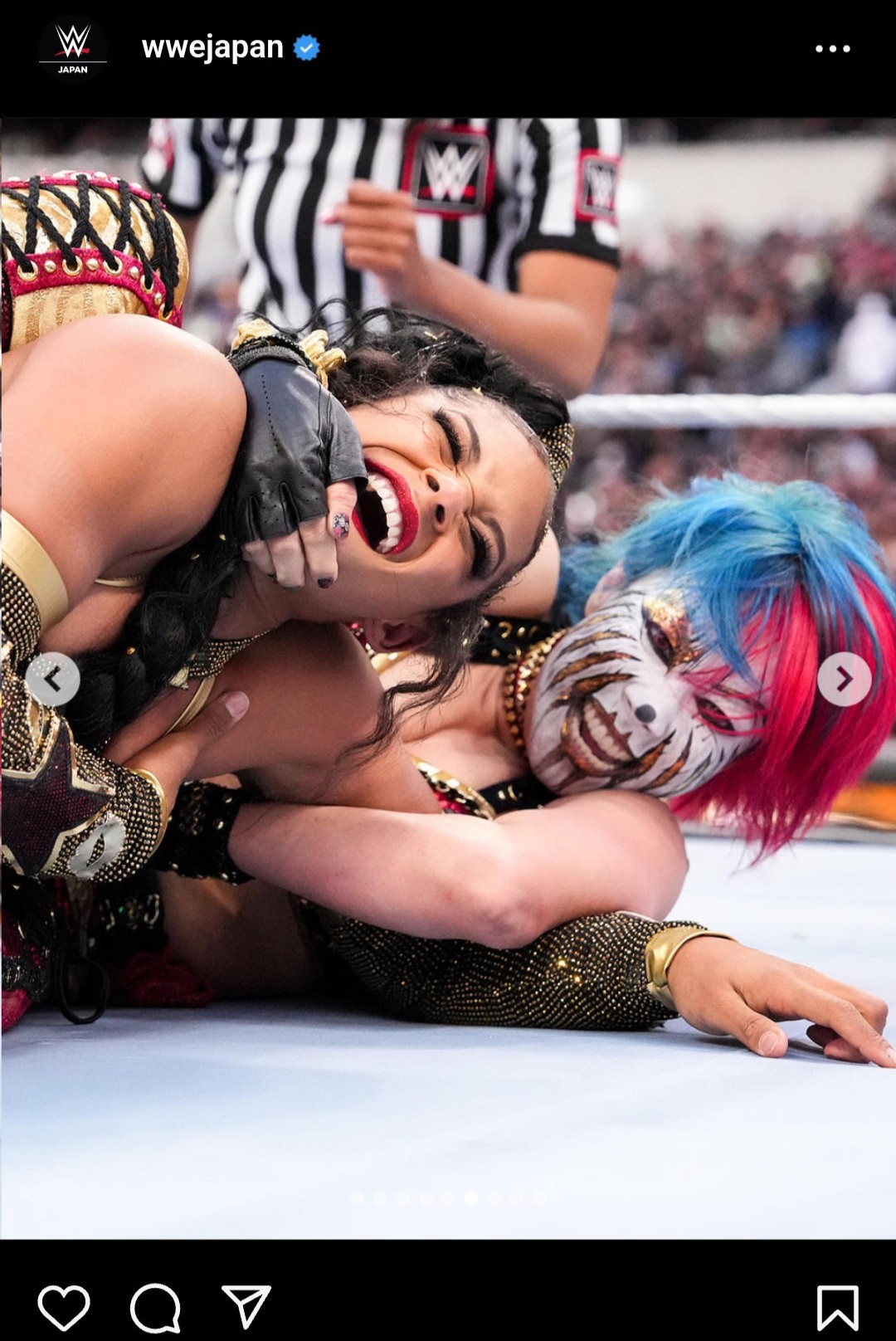 レッスルマニア39大会でロウ女子王者ビアンカ・ブレア（左）を関節技で苦しめるアスカ（WWEジャパン公式インスタグラムから）