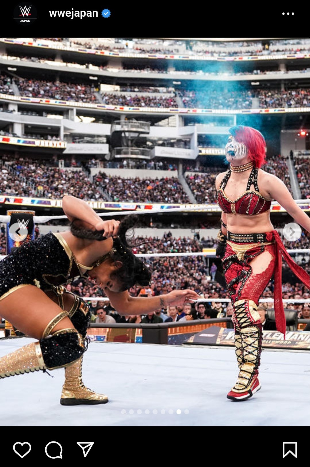 ロウ女子王者ビアンカ・ブレア（左）に毒霧を回避されてしまったアスカ（WWEジャパンの公式インスタグラムから）