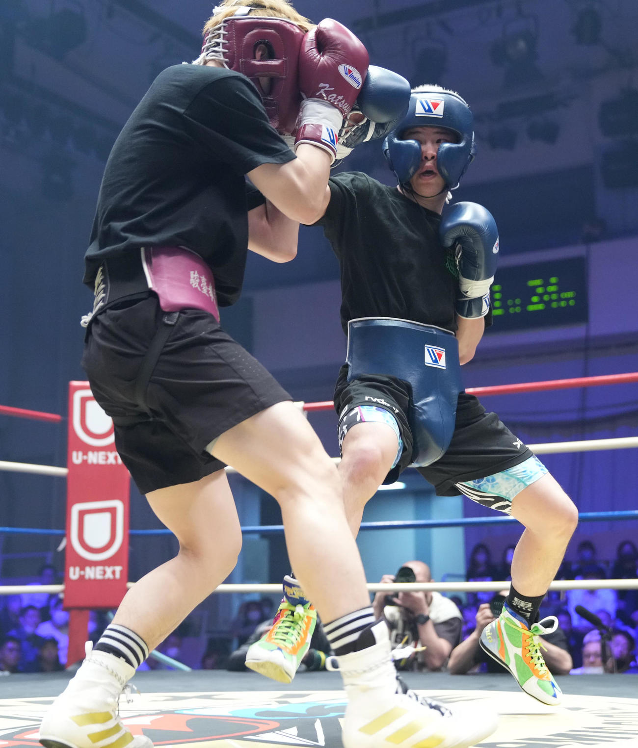 公開スパーリングを披露する那須川（右）（2023年4月1日撮影）