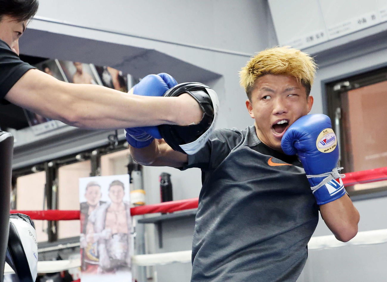 公開トレーニングでミット打ちする重岡銀次朗（撮影・鈴木正人）