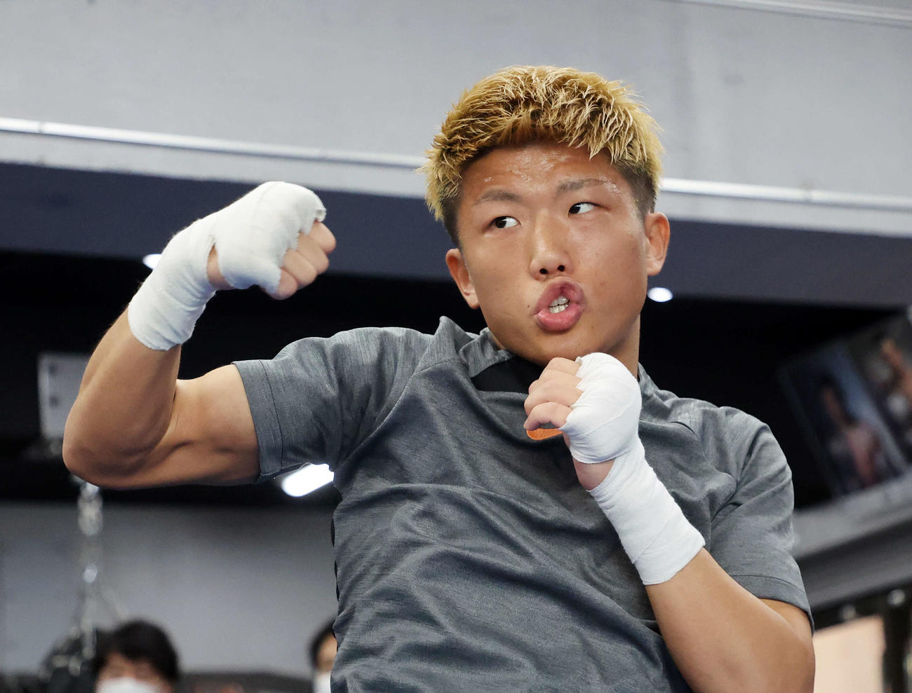 公開トレーニングでシャドーボクシングする重岡銀次朗（撮影・鈴木正人）