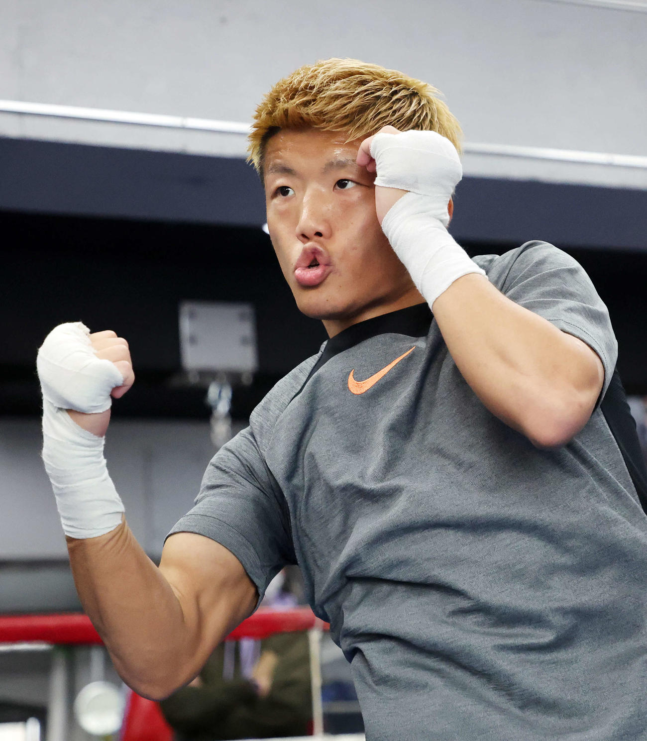 公開トレーニングでシャドーボクシングする重岡銀次朗（撮影・鈴木正人）