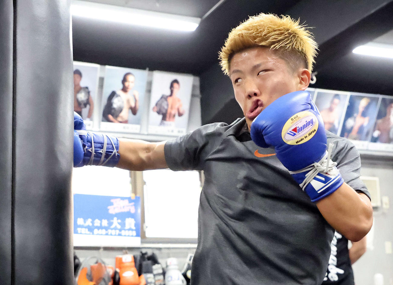 公開トレーニングでサンドバッグを打つ重岡銀次朗（撮影・鈴木正人）