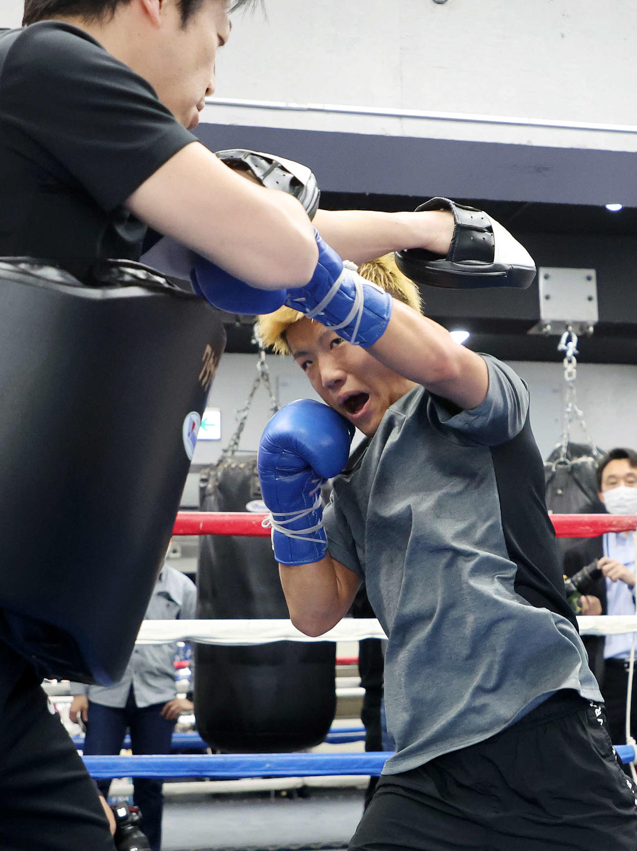 公開トレーニングでミット打ちする重岡銀次朗（撮影・鈴木正人）