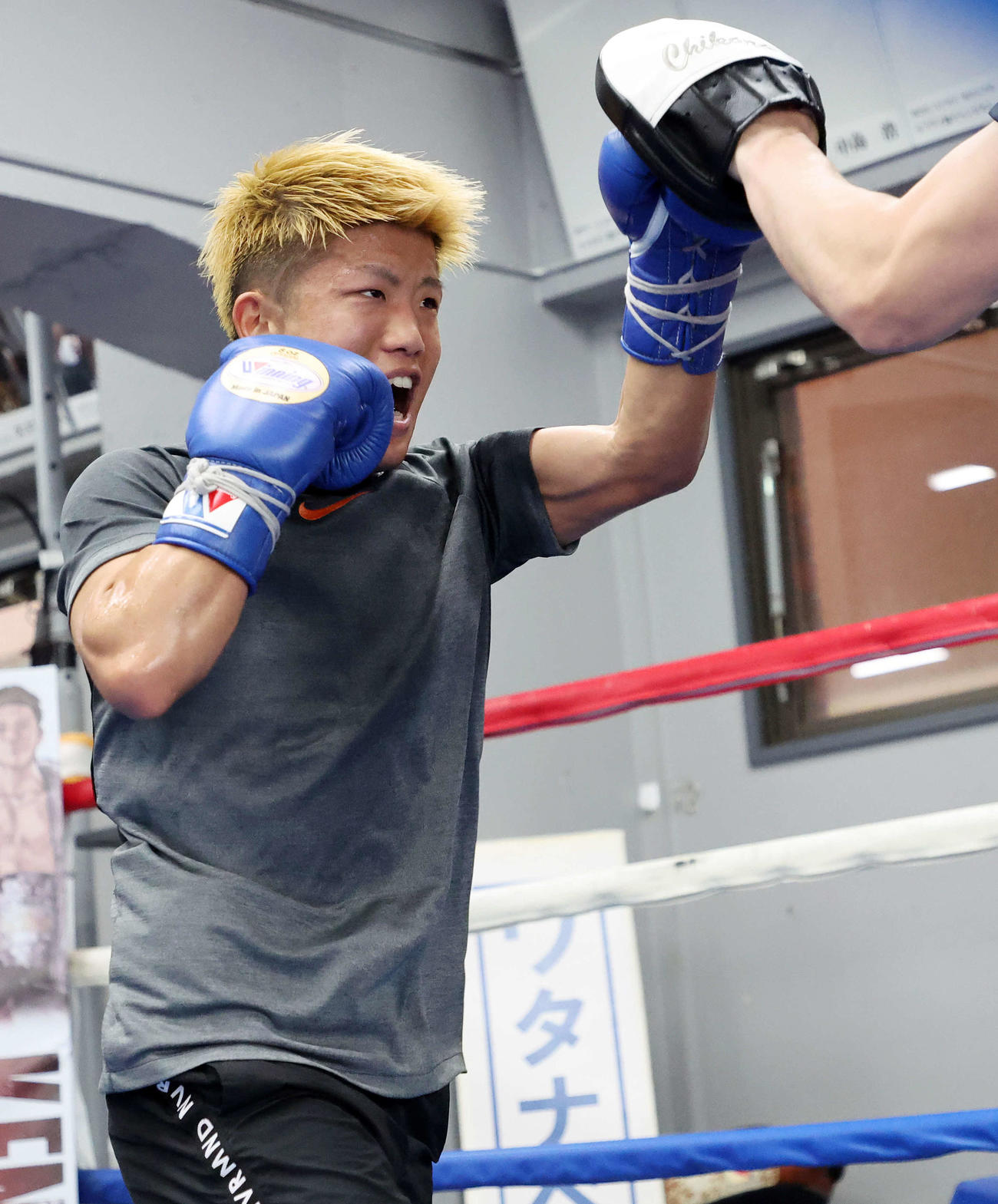 公開トレーニングでミット打ちする重岡銀次朗（撮影・鈴木正人）