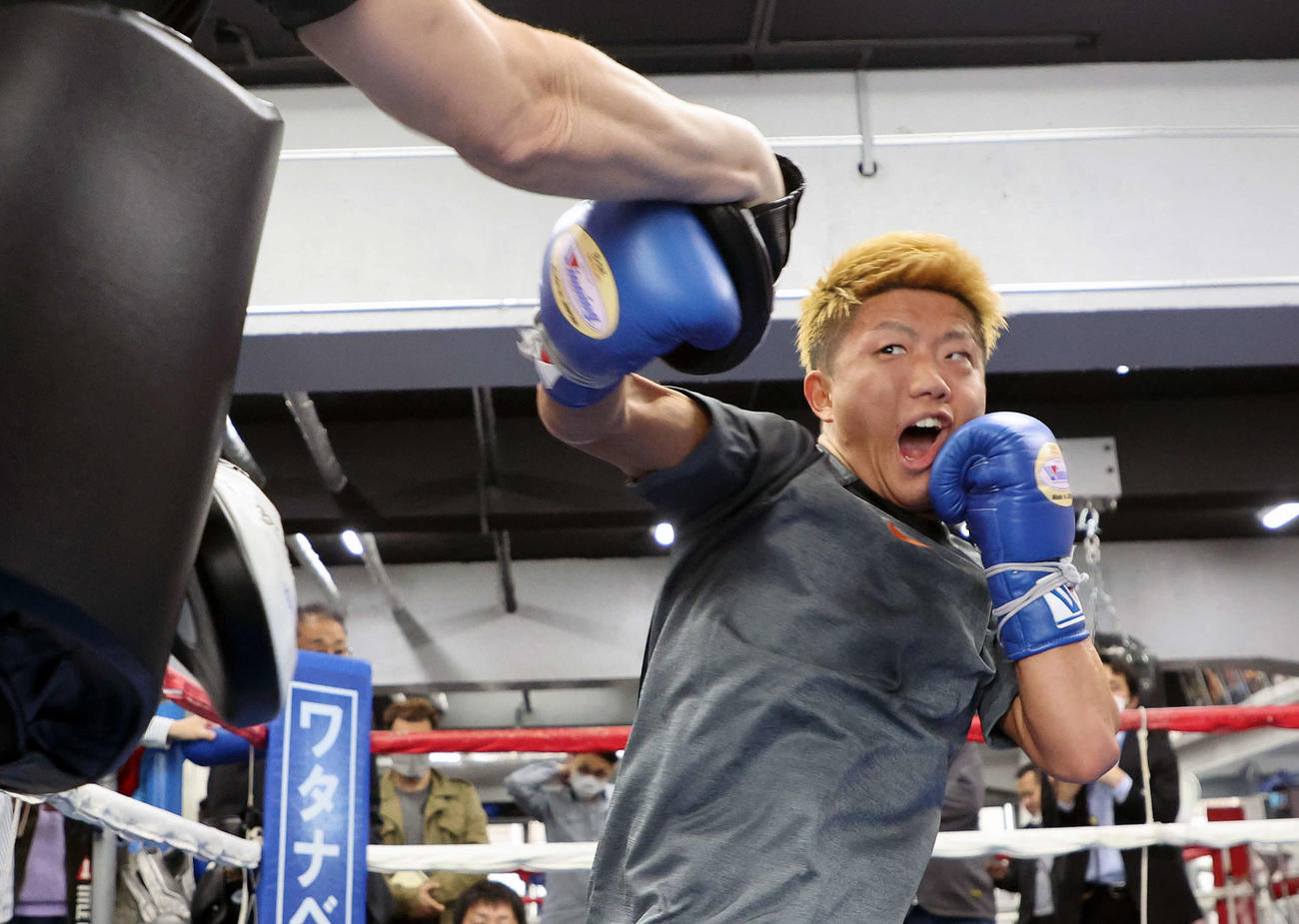 公開トレーニングでミット打ちする重岡銀（撮影・鈴木正人）