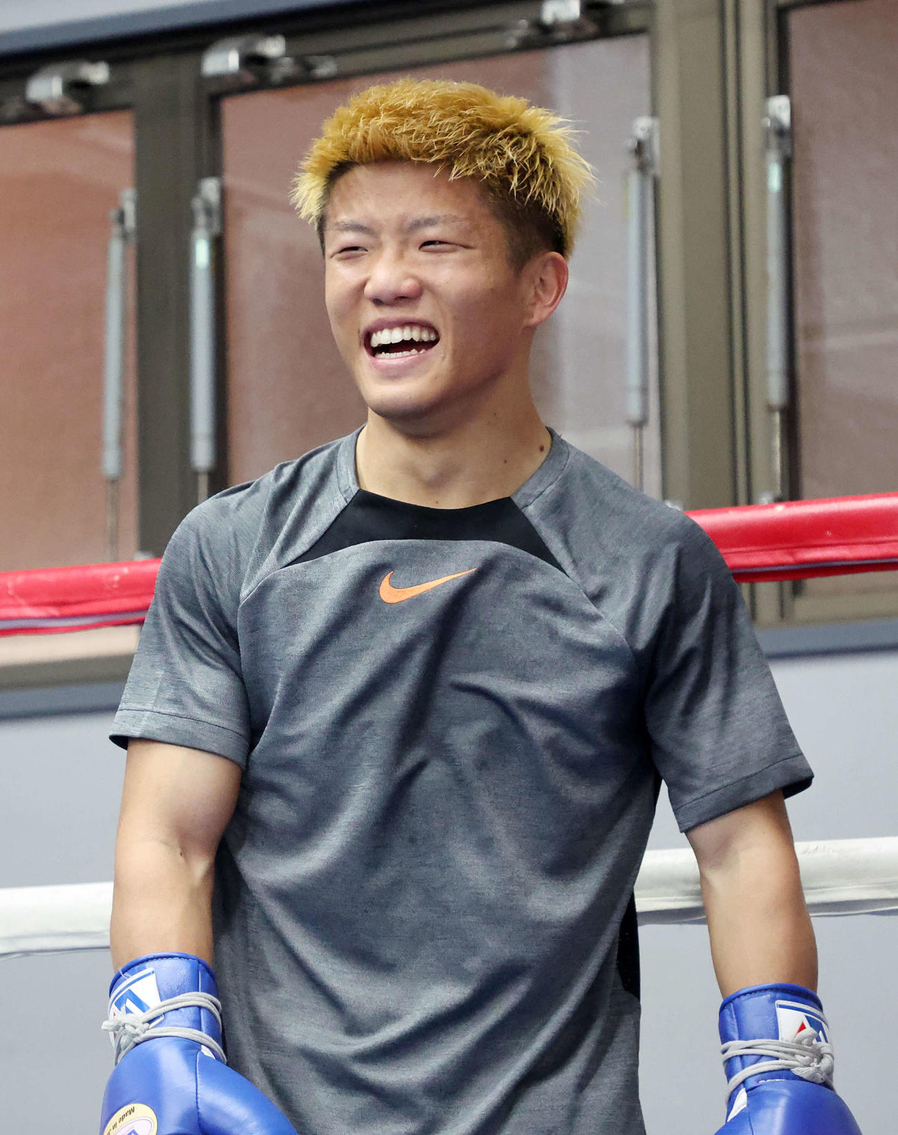 公開トレーニング中、笑顔を見せる重岡銀次朗（撮影・鈴木正人）