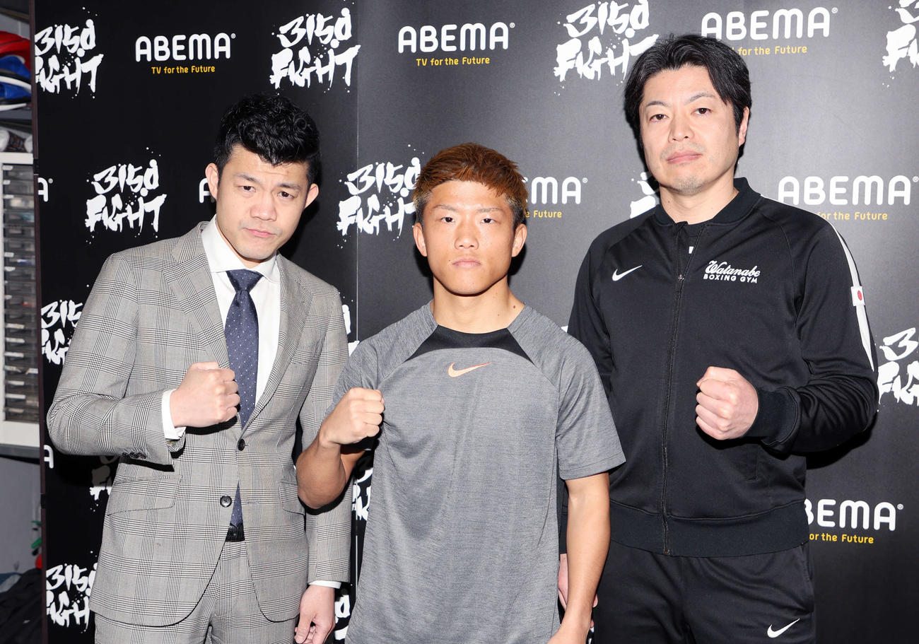 ポーズを決める、左から亀田ファウンダー、重岡銀、町田トレーナー（撮影・鈴木正人）