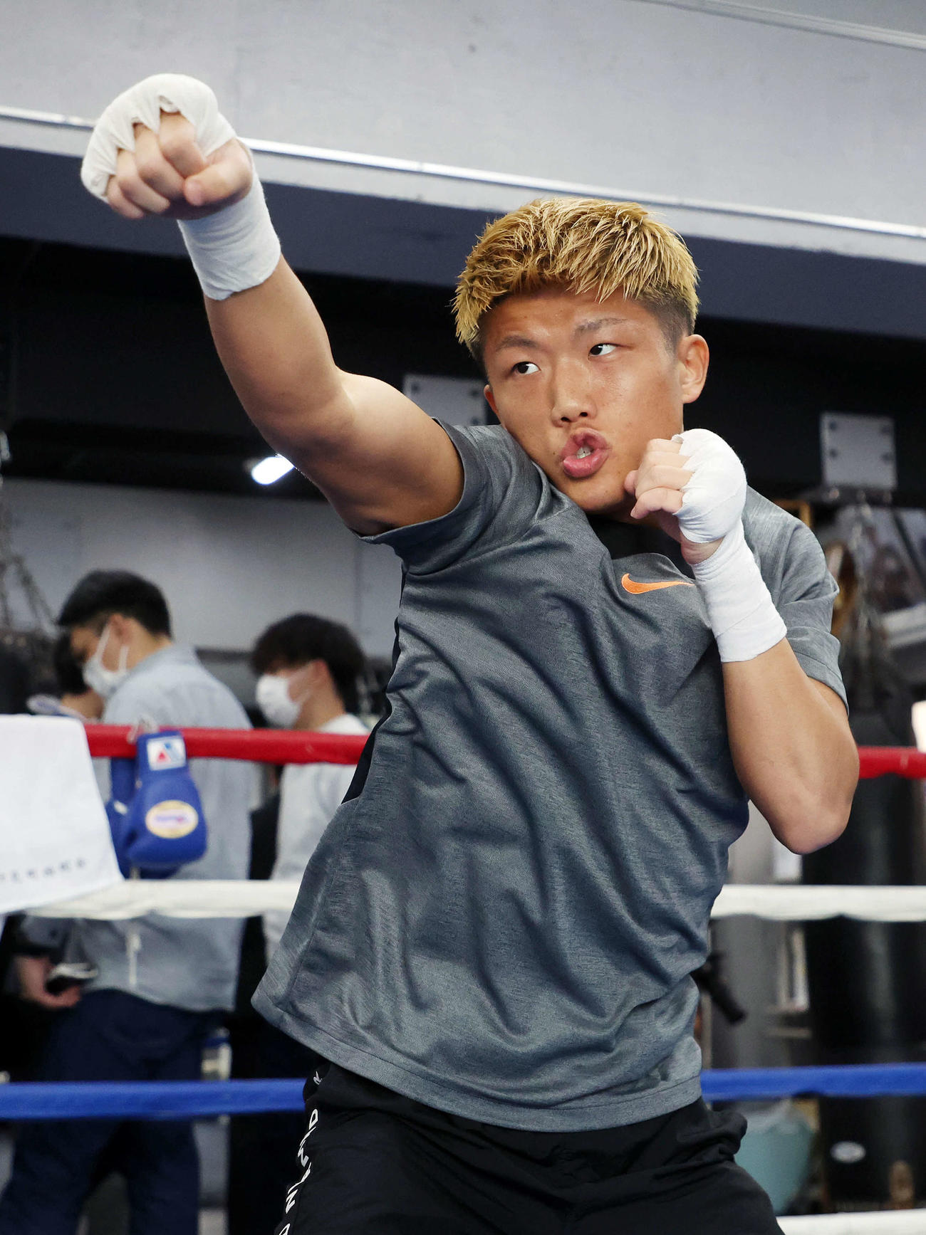 公開トレーニングでシャドーボクシングする重岡銀次朗（撮影・鈴木正人）
