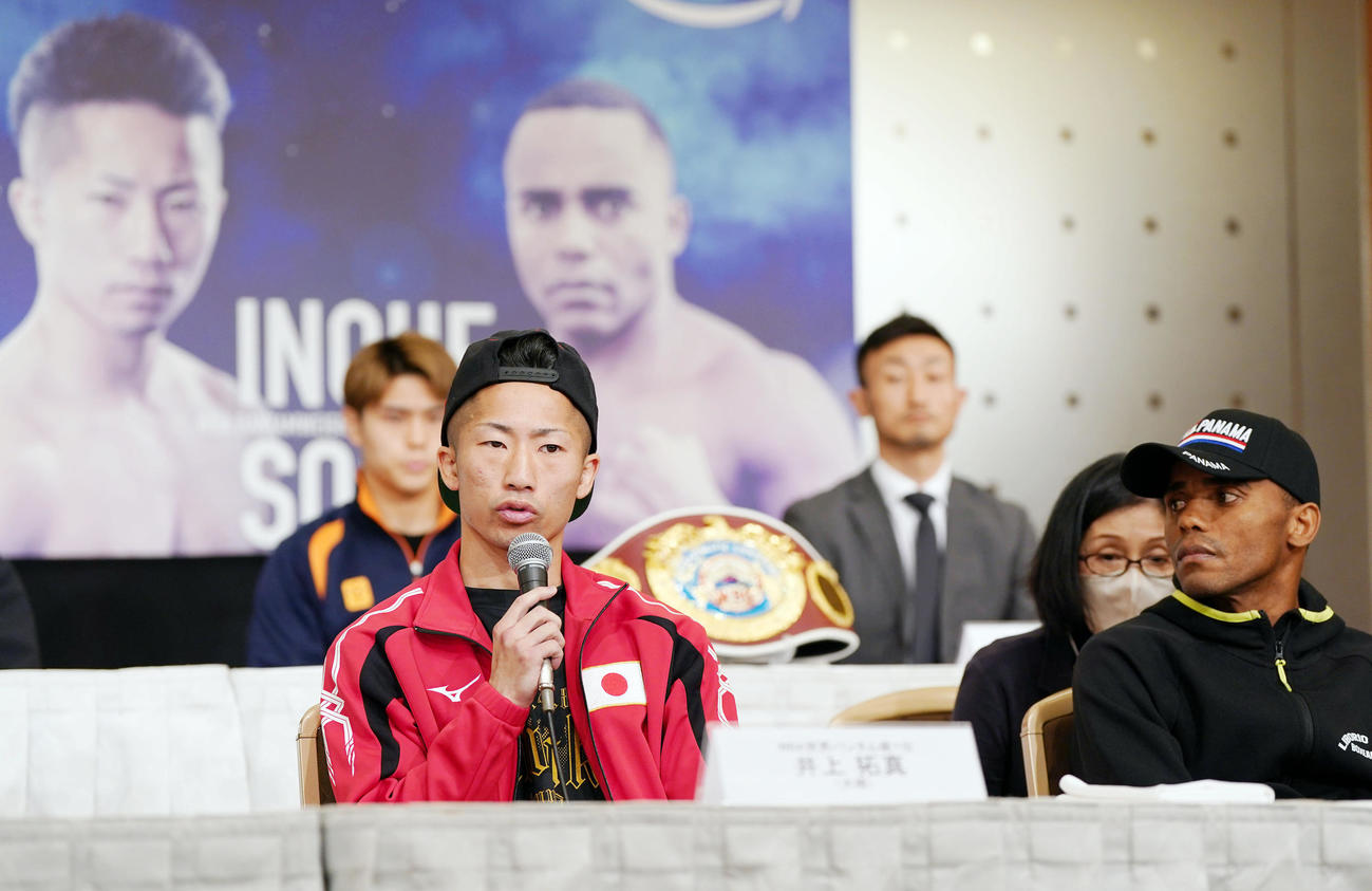 対戦するソリス（右）と並び、試合への意気込みを話す井上拓（撮影・狩俣裕三）