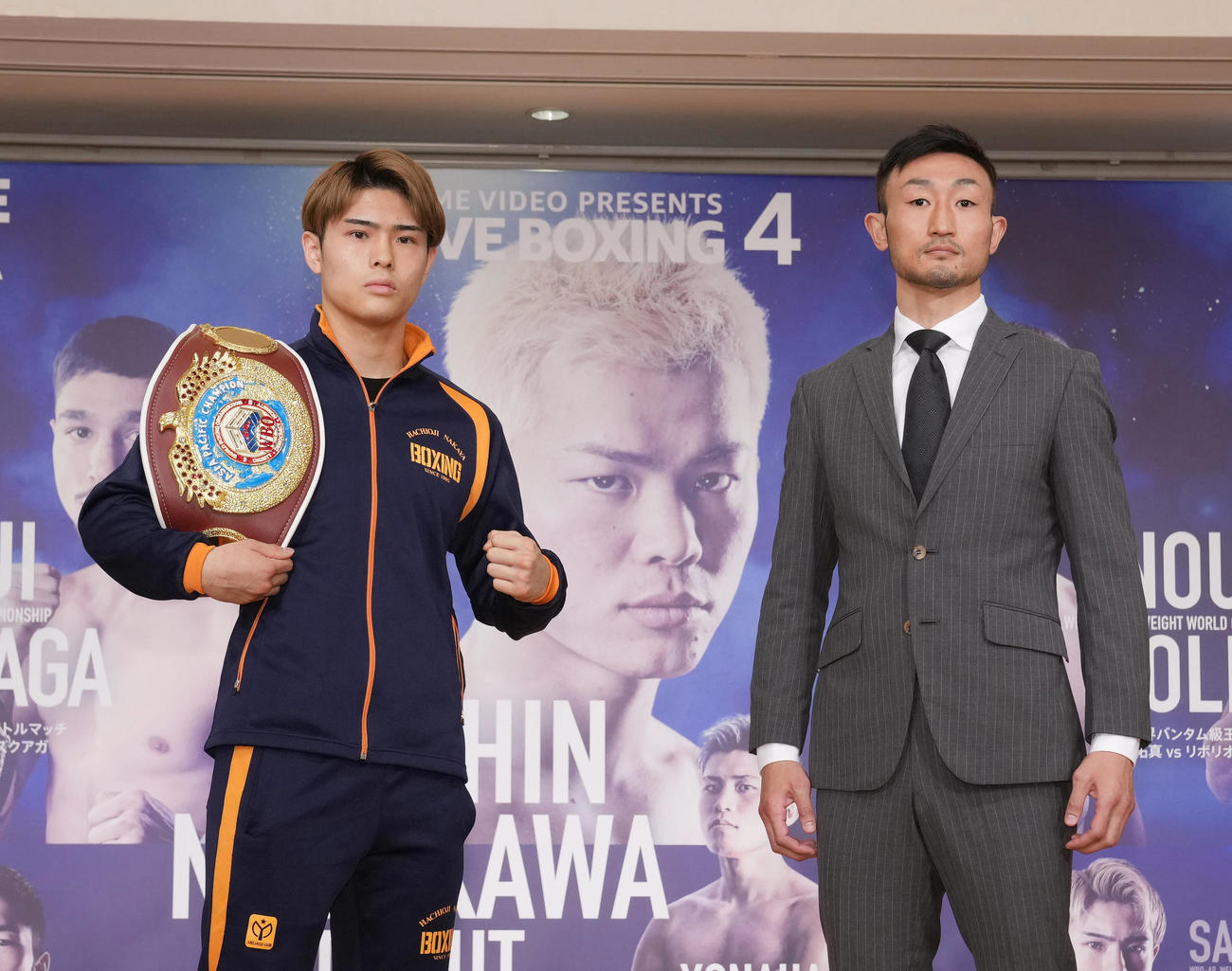 会見後、記念撮影する佐々木（左）と小原（撮影・狩俣裕三）