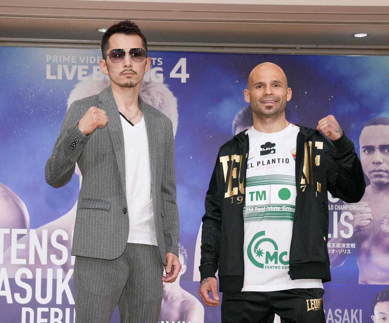 会見後、対戦するマルチネス（右）と記念撮影する阿部（撮影・狩俣裕三）