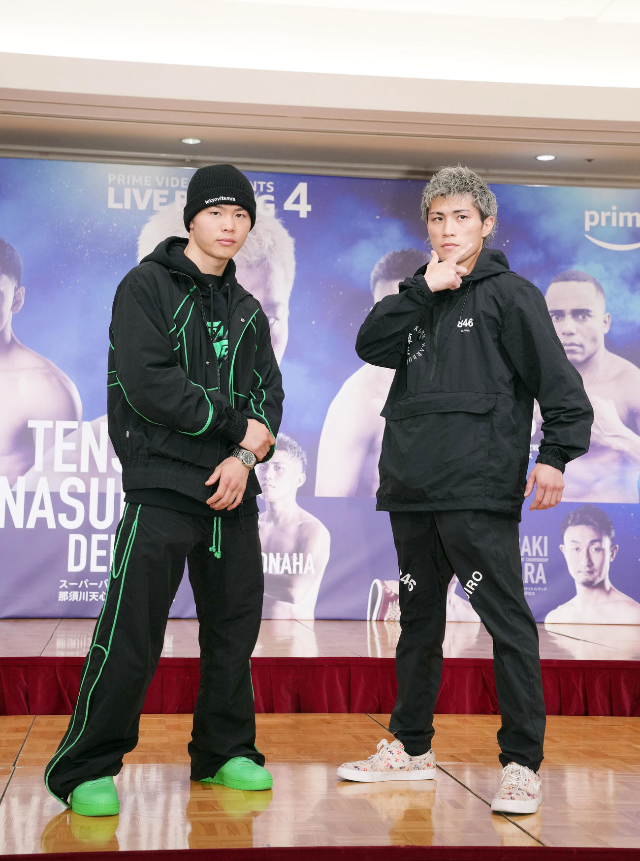 ボクシング初陣で対戦する与那覇（右）と記念撮影する那須川（撮影・狩俣裕三）