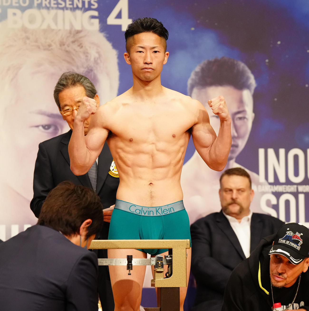 前日計量をパスし、ポーズを決める井上拓（撮影・江口和貴）
