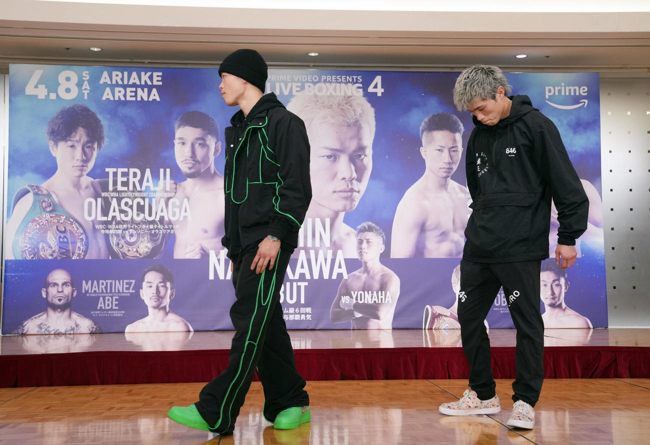 ダブル世界戦会見で記念撮影を終え、引き揚げる那須川（左）と対戦相手の与那覇。背景に飾られた巨大ポスターでは、那須川の写真が真ん中でいちばん大きく配置されていた（撮影・狩俣裕三）
