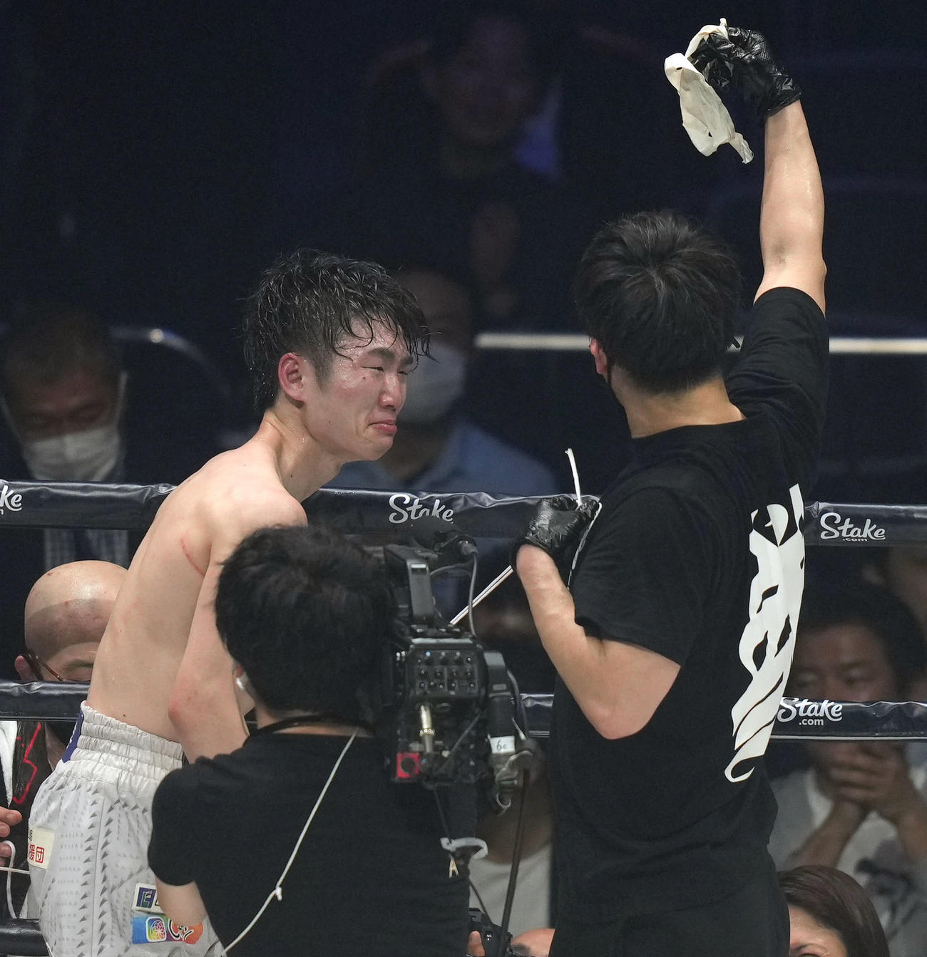 9R、アンソニー・オラスクアガにTKO勝ちし、涙する寺地（撮影・狩俣裕三）
