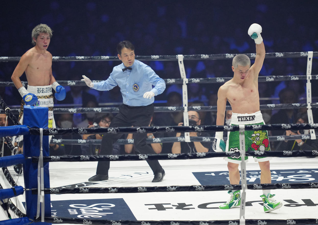 2回、与那覇（左）からダウンを奪う那須川（撮影・江口和貴）