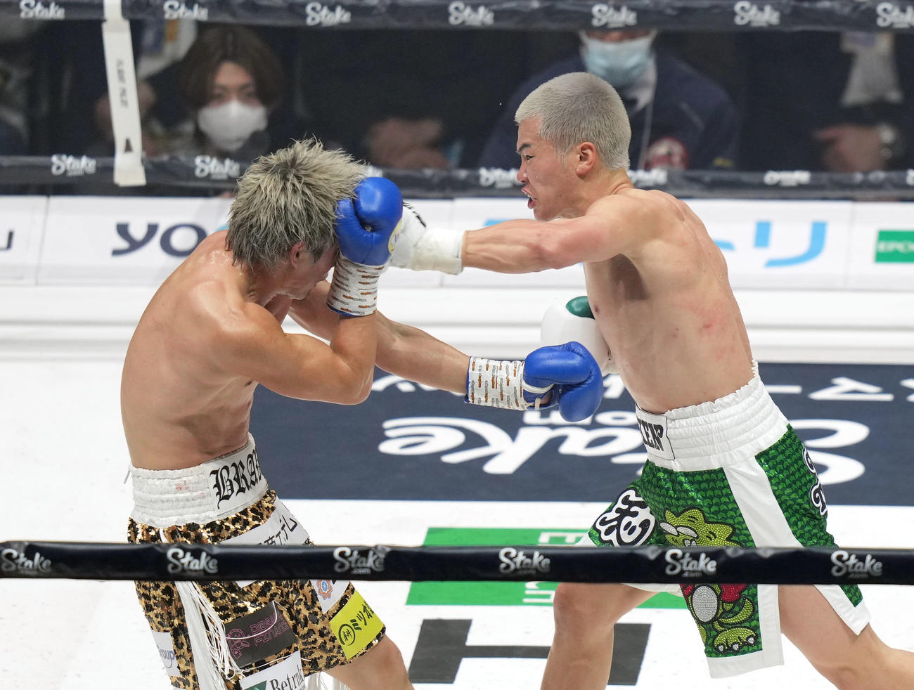 3回、与那覇（左）に強烈な左ストレートを食らわす那須川（撮影・狩俣裕三）