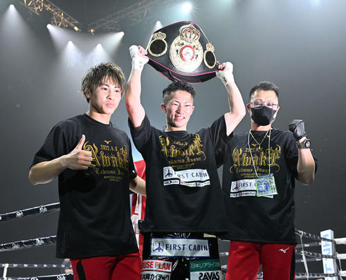 WBA世界バンタム級チャンピオンとなった井上拓はベルトを掲げる。左は兄の尚弥。右は父の真吾トレーナー（撮影・滝沢徹郎）