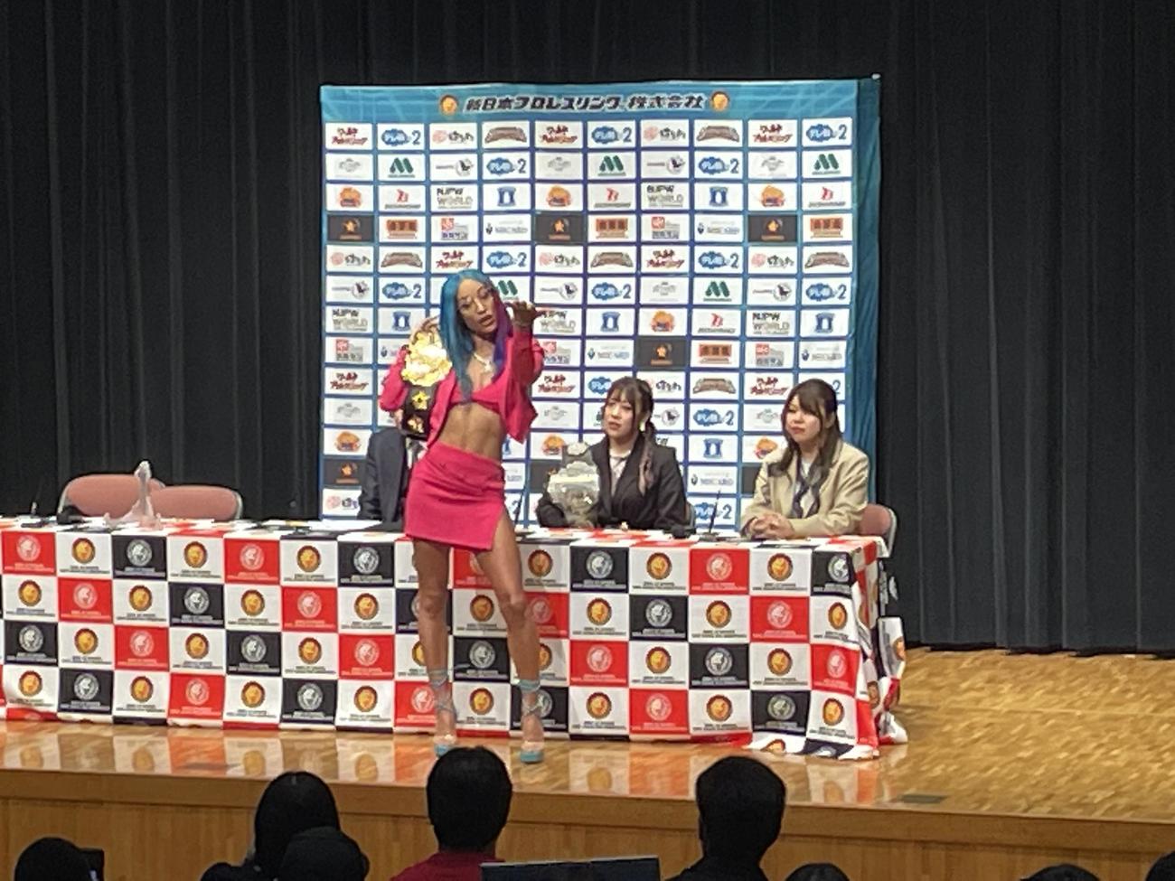 4・8両国国技館大会の前日会見に登壇したIWGP女子王者のメルセデス・モネ（手前）と挑戦者のスターダムのAZM、葉月（右）