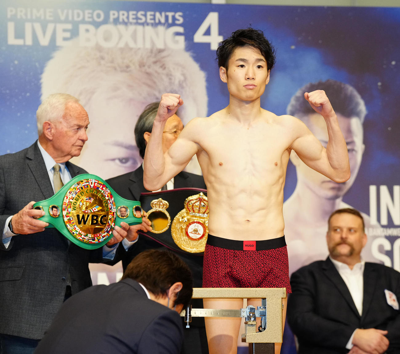 前日計量をパスし、ポーズを決めるWBAスーパー、WBC世界ライトフライ級王者の寺地（撮影・江口和貴）