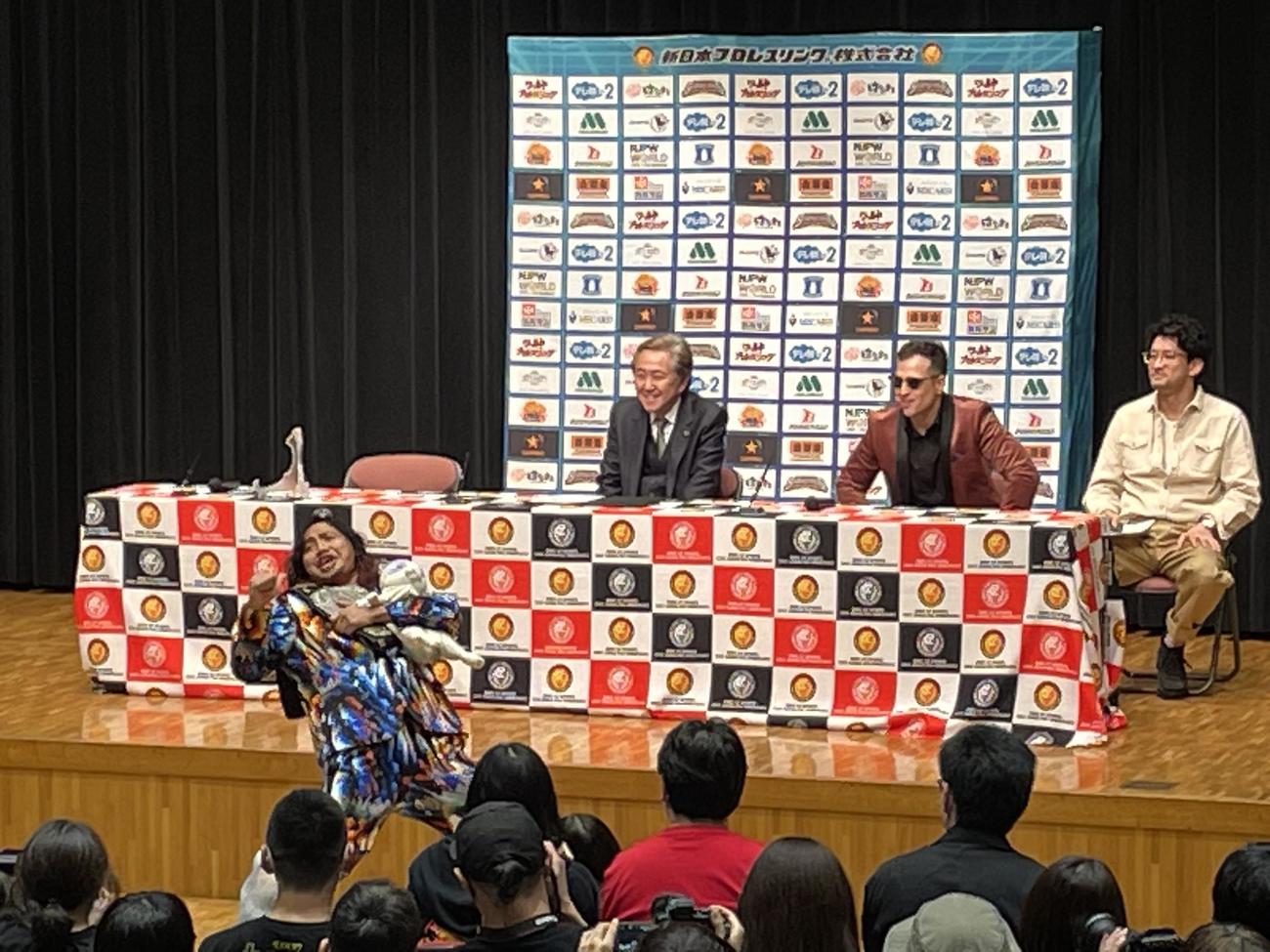 4・8両国国技館大会の前日会見に登壇したIWGPジュニアヘビー級選手権で挑戦者のロビー・イーグルス（右から2人目）と、客前で盛り上げる王者の高橋ヒロム（手前）