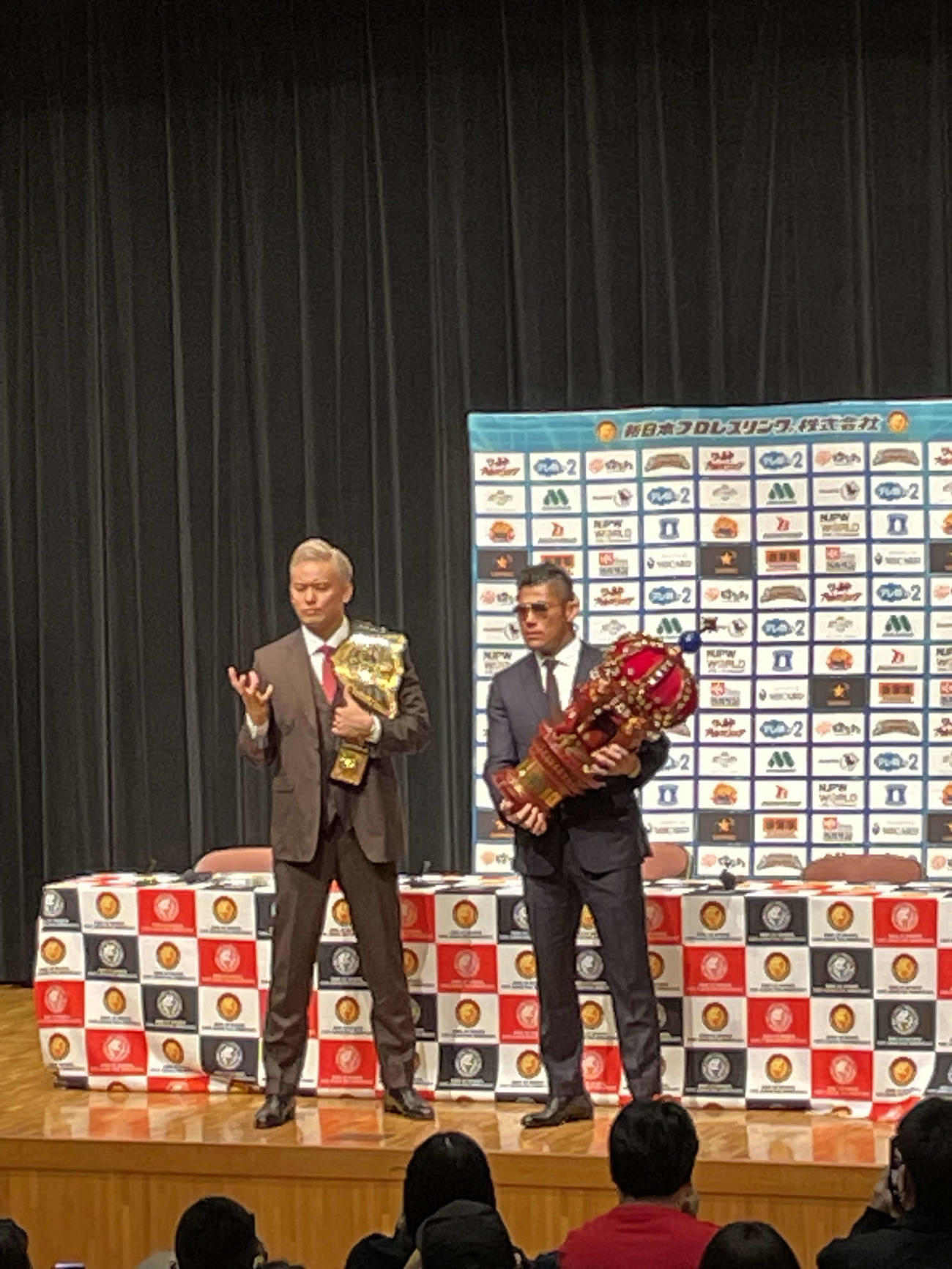 4・8両国国技館大会の前日会見に登壇したIWGP世界ヘビー級王者のオカダ・カズチカ（左）と挑戦者のSANADA