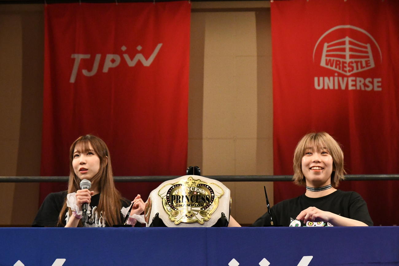 調印式を行った瑞希（左）と角田奈穂