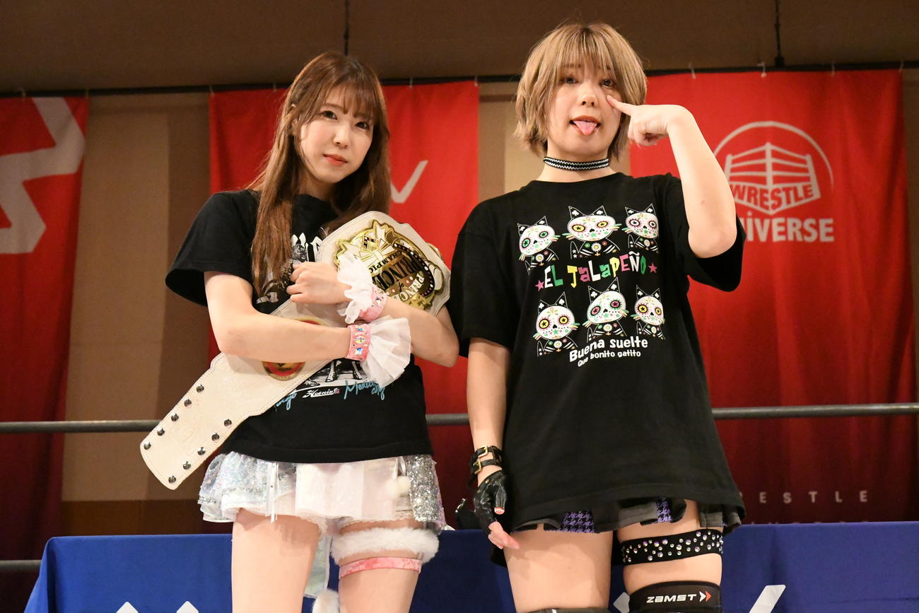 調印式を行った瑞希（左）と角田奈穂