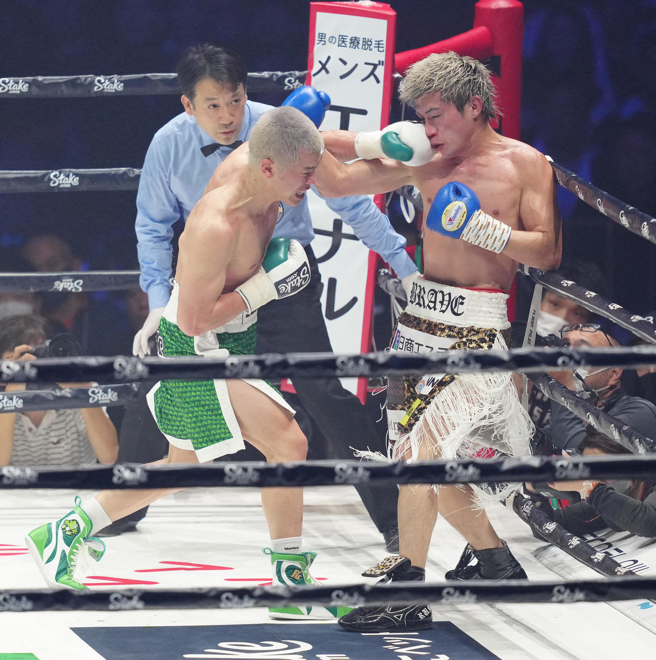 4回、与那覇（右）にパンチを放つ那須川（撮影・江口和貴）