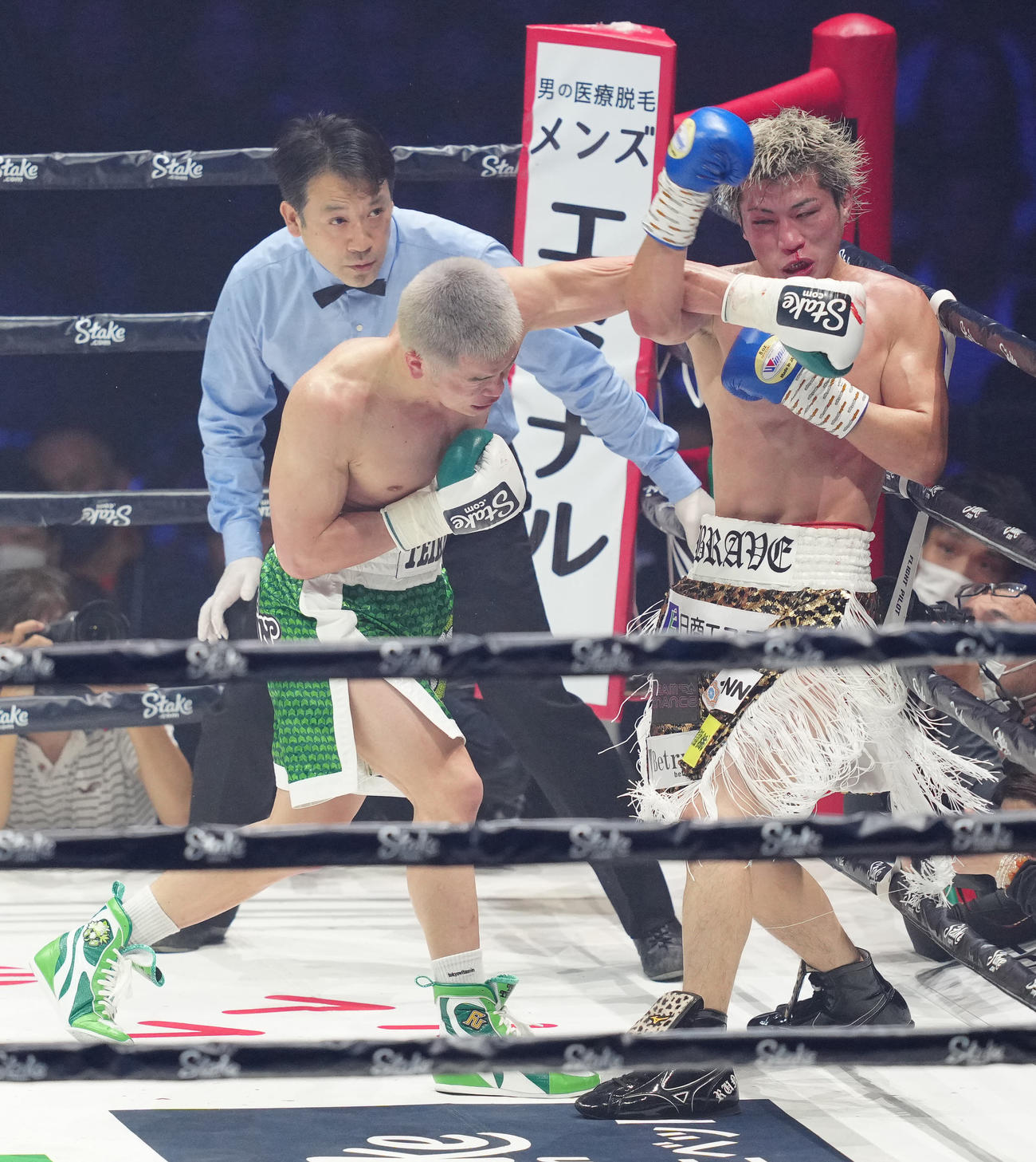 4回、与那覇（右）にパンチを放つ那須川（撮影・江口和貴）