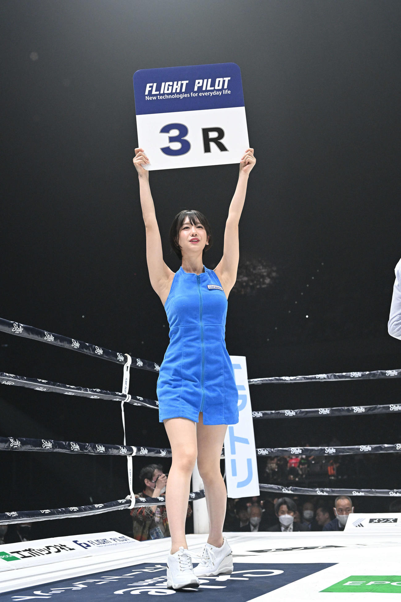 リングを彩るラウンドガールの新唯（撮影・滝沢徹郎）