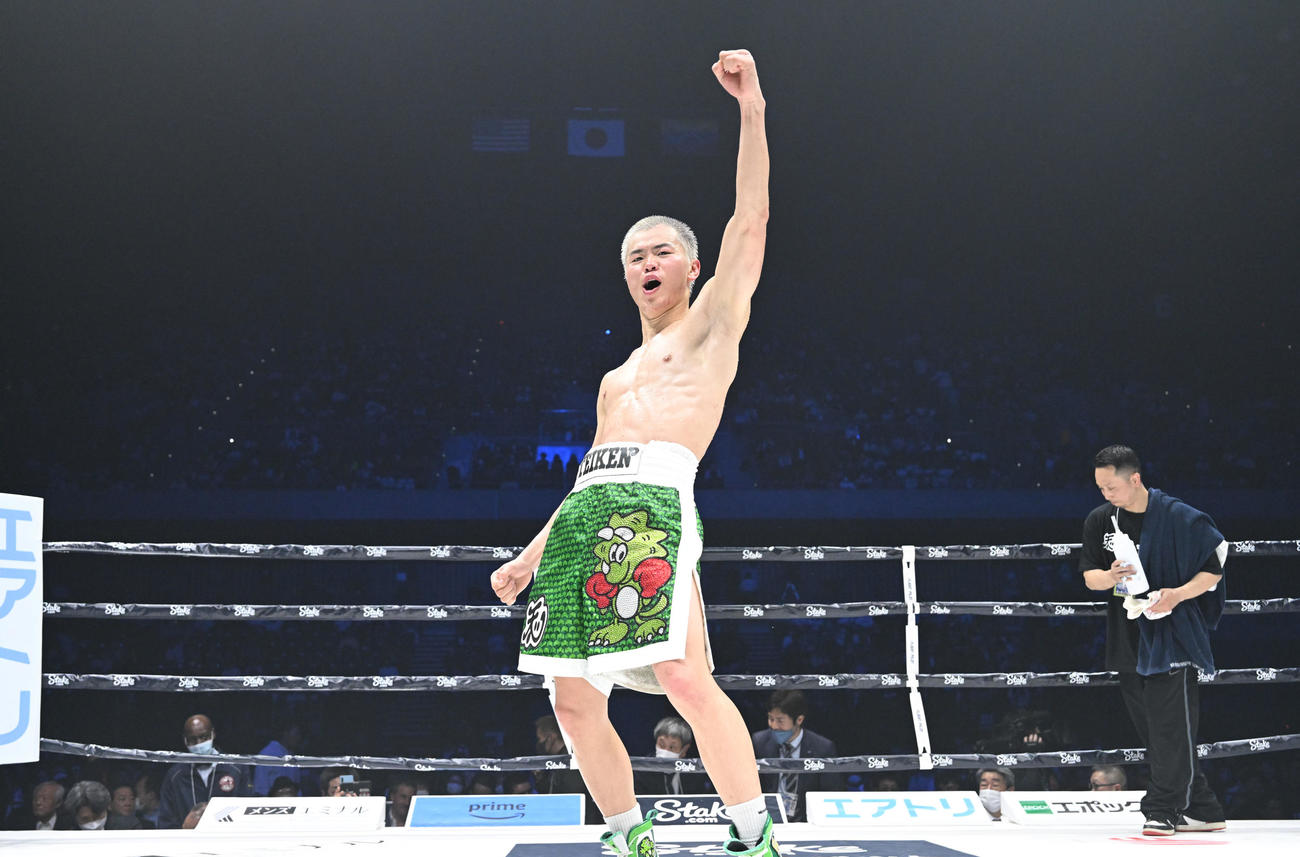 デビュー戦に勝利し、雄たけびを上げる那須川（撮影・滝沢徹郎）