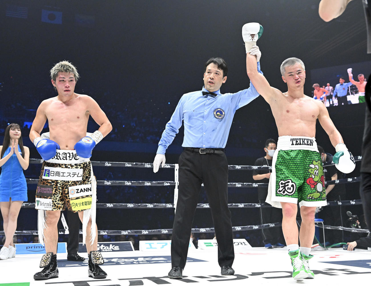 与那覇（左）に判定勝ちする那須川（撮影・滝沢徹郎）
