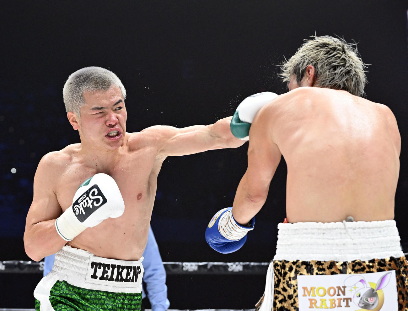 3回、与那覇（右）に左ストレートを放つ那須川（撮影・滝沢徹郎）
