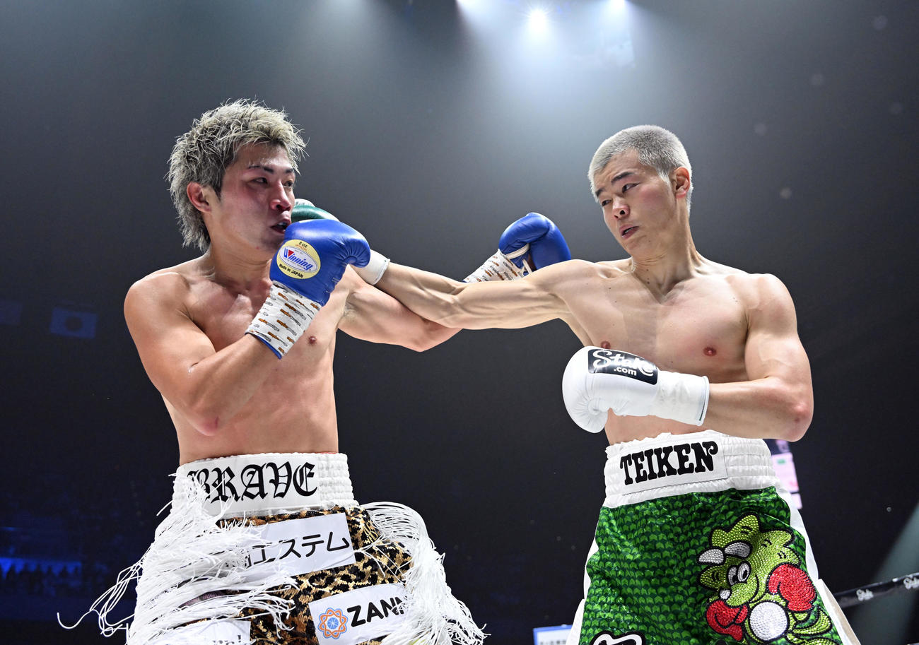 1回、与那覇（左）に強烈な右フックを食らわす那須川（撮影・滝沢徹郎）