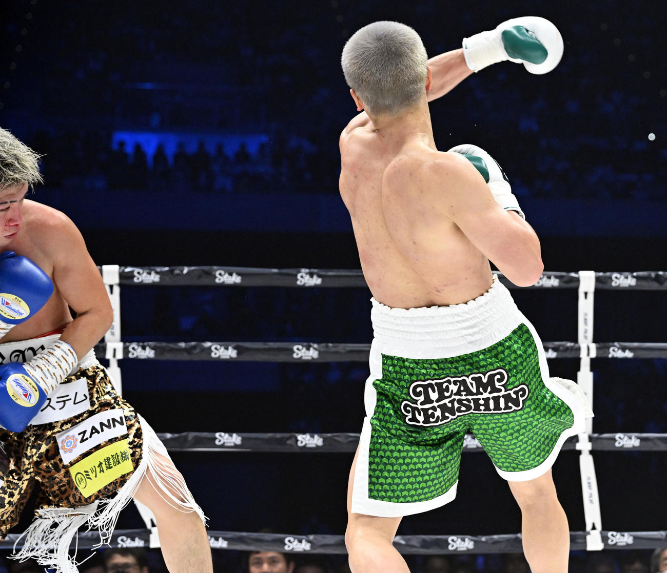 2回、与那覇（左）に大きく振りかぶりアッパーを放つも、空振りする那須川（撮影・滝沢徹郎）