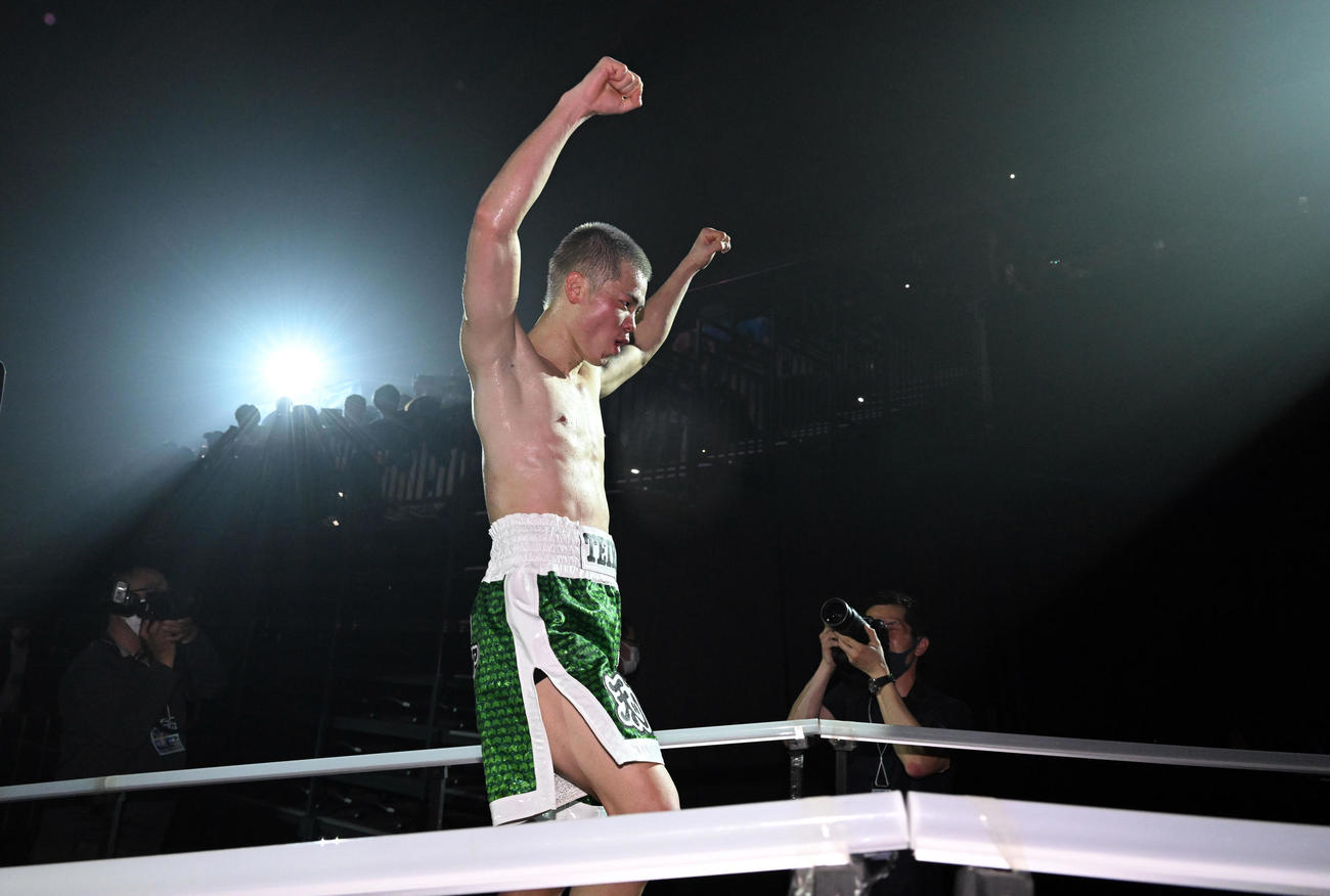 デビュー戦を勝利し、ガッツポーズで引き揚げる那須川（撮影・滝沢徹郎）