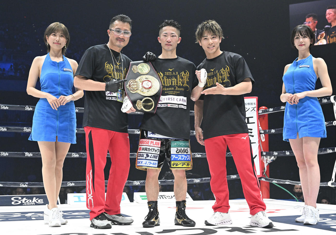WBA世界バンタム級チャンピオンとなった井上拓（中央）は兄の尚弥（左から4人目）、父の真吾トレーナーと記念撮影する（撮影・滝沢徹郎）